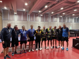 Siegerehrung WCSG 2021 Athen, Tischtennis Herren über 40: von li. nach re. - Veolia (Frankreich), Silber; FAWSI (Iran), Gold; Bilgram Ostrach und FSGTTK (beide Deutschland), Bronze